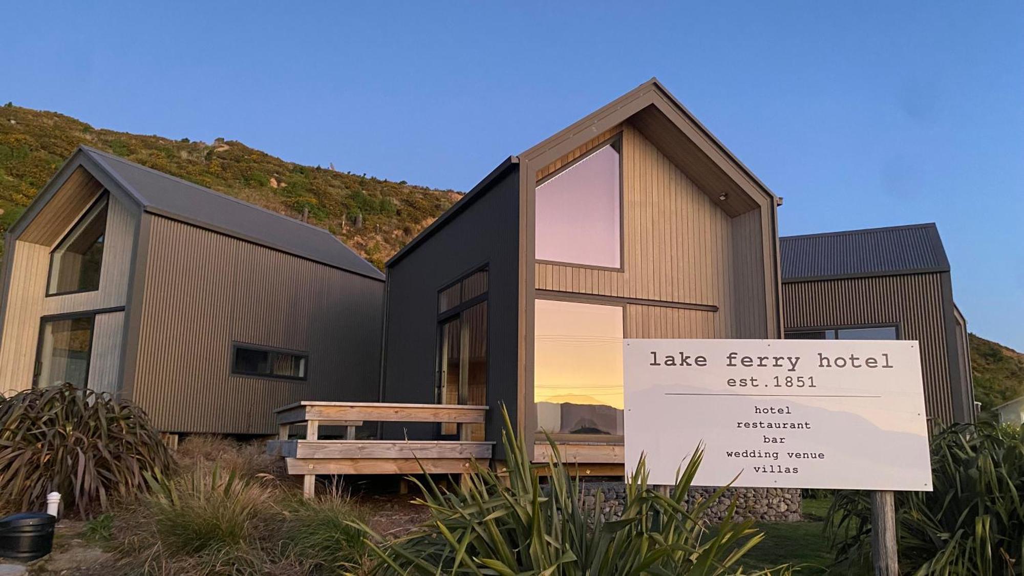 Lake Ferry Hotel Villas Pirinoa Exterior foto
